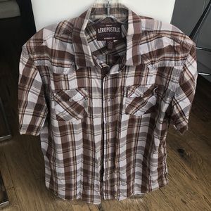 Men’s brown plaid shirt sleeved shirt.